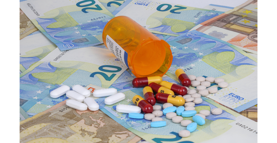 Wysypane leki z ampułki leżące na banknotach Euro